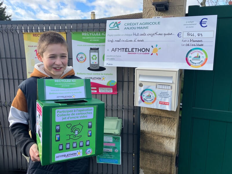 Léo avec un carton de cartouches dans les mains, fondateur de l'association mamer Thon qui recycle les cartouches d'encre pour financer le Téléthon